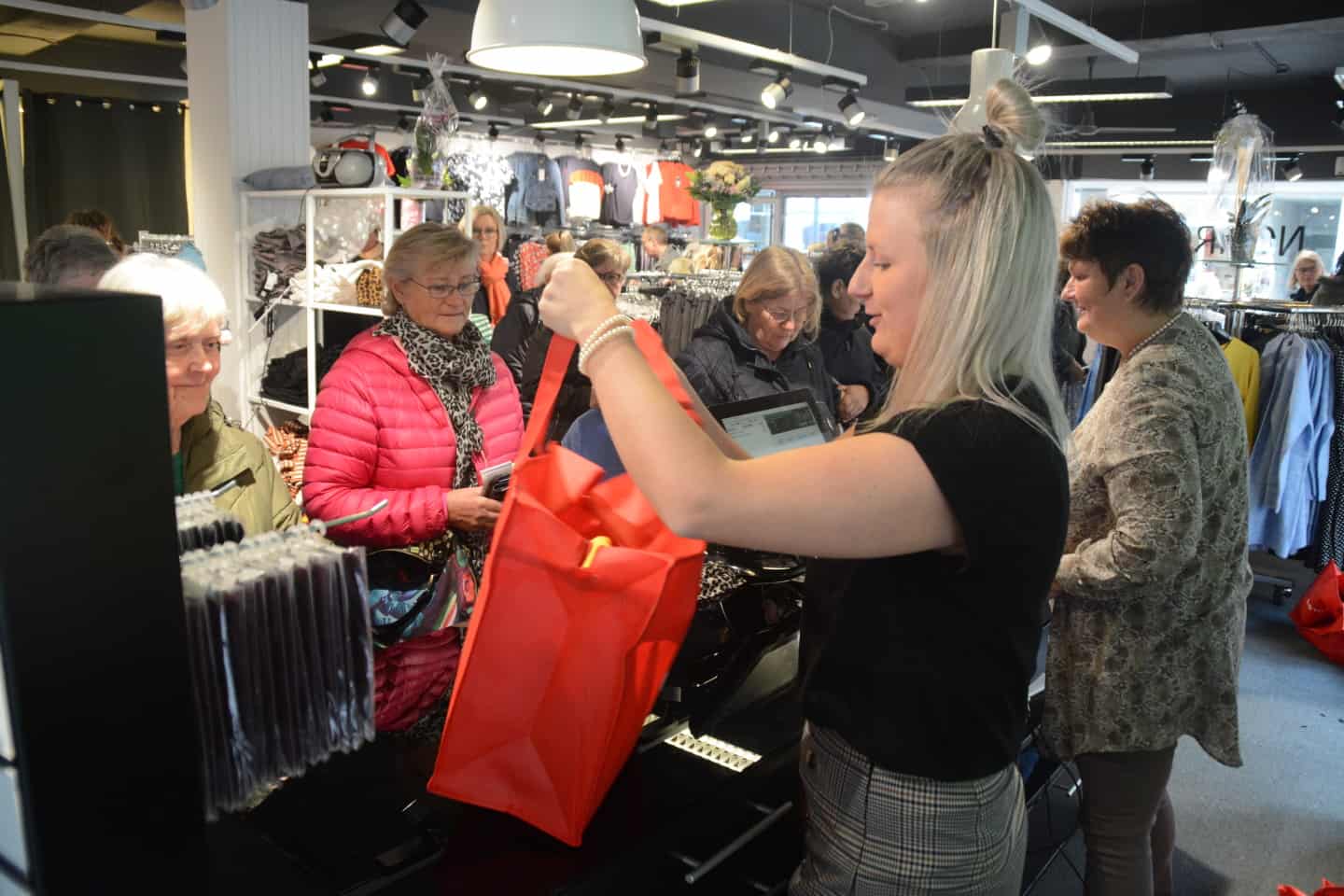 Forklaring løst Korrupt Kvinderne kastede sig over byens nye tøjbutik | ugeavisen.dk
