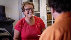58-årige Esther Haubjerg Jørgensen ynder at omtale sig selv som cafémutter, men inden længe er hun nødt til at droppe den titel. Foto: Johan Gadegaard