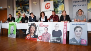 Otte kandidater til de kommende folketingsvalg stillede op til vælgermøde i Lindved. Valget er endnu ikke udskrevet, men skal afholdes inden 21. juni. Foto: Elisabet D. Hyttel