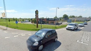 Det var ved denne McDonald's, at en bilfuld unge sad og sniffede lattergas natten til fredag, mens de ventede i bilkøen på at få deres bestilling udleveret. Foto: Google Street View