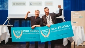 To mænd, Henrik Brink (tv.) fra Ento Labs og Poul Carstensen, der havde fundet det helt store smil frem, da de blev kåret som vinder af årets startup og årets investor. Pressefoto