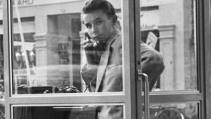 Mand taler i telefon i telefonboks på Nørrebro i København anno 1956. Foto: Poul Petersen/Ritzau Scanpix