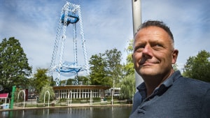 Den ene svævebane skal gå fra tårnets top og nogenlunde til det sted, hvor direktør Henrik Ragborg Olesen står. Foto: Axel Schütt