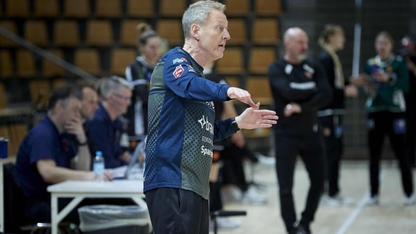 Aarhus United er efter turbulente uger uden både cheftræner og formand, men bestyrelsen arbejder videre for at redde klubben