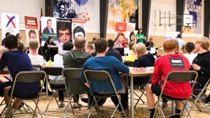 Der blev lyttet intenst hos forsamlingen, da de 12 politikere svarede på spørgsmål om deres holdninger til blandt andet tilskudsordninger til efterskoler og løsninger på klimaudfordringer ved vælgermødet i Ågård. Foto: Vibeke Frost Oxholm