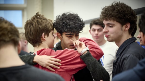 Se video: Gymnasie i chok efter udvisning af klassekammerat: - Vi vil gerne blive studenter med ham