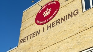 I Retten i Herning behandles omfattende sag mod 32-årig mand, der er tiltalt for usædvanlig grov mishandling og seksuelle forulempelser af en kvinde. Foto: Mads Dalegaard