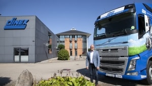 - Dinex-direktør Torben Dinesen deltager blandt andet på Klimafolkemødet med denne lastbil, som er tanket med biodiesel og forsynet med et af virksomhedens emissionssystemer, som ifølge ham gør køretøjet ligeså grønt som en elbil. Privatfoto