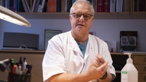 Professor Lars Østergaard spritter sine hænder af. Han er en af de danskere, der ved mest om coronapandemien, så vi har stillet ham en række spørgsmål, blandt andet om vaccine og flokimmunitet. Foto: Jens Thaysen