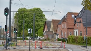 Gennem dele af Odense kommer letbanetogene til at køre tæt på private boliger, og letbaneselskabet forsøger derfor at udbrede kendskabet til sikkerhedsreglerne, når man færdes nær kørestrømsledningerne. Det sker blandt andet på to webinarer, som alle kan deltage i - henholdsvis onsdag 19. maj og onsdag 26. maj.
