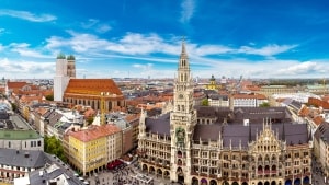 München har en størrelse, der gør byen oplagt til en miniferie, men kan selvfølgelig også bruges som udgangspunkt for en kør selv-ferie i Sydtyskland og Østrig. Fra foråret er det måske muligt at flyve dertil fra både Billund og Aarhus. Foto: Colourbox