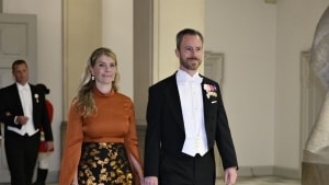 Jakob Ellemann-Jensens hustru, Anne Marie Preisler, er gravid. Parret ses her til fejringen af dronningens 50-års regeringsjubilæum sidste år. Foto: Philip Davali/Ritzau Scanpix