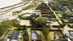 Diernæs Strandby ved Haderslev blev evakueret for beboere og feriegæster, da stormflodsbølgerne skyllede ind over området. Men nu har sommerhusejerne fået afvist deres erstatningsansøgninger. Foto: Jacob Schultz