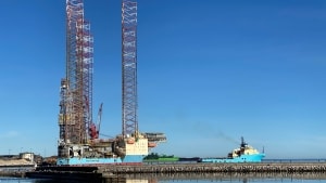 Snart vil der igen være en borerig i Grenaa Havn, for det er planen at boreriggen Maersk Invincible kommer til havnen sidst i maj. Billedet er fra tidligere på året, da Maersk Innovator forlod havnen. Arkivfoto: Anders Tilsted