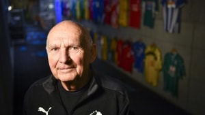 Peer Kam blev 85 år i oktober, men han har ingen planer om at stoppe som holdleder for Randers FC's Superligatrup. Foto: Annelene Petersen