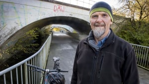 Keld Hvalsø nyder at bruge byens grønne oaser - gerne på cykel langs Brabrandstien. Efter otte år uden for politik er han tilbage som spidskandidat for Enhedslisten. Foto: Axel Schütt