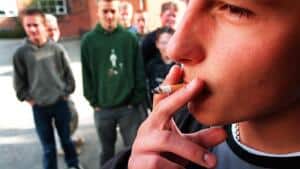 Hver dag rundt omkring i Danmark begynder 40 nye børn og unge at ryge. Det har Sønderborg Kommune nu forpligtet sig til at få bragt ned. Arkivfoto