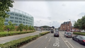 I det ofte uheldsramte kryds Skovgade-Horsensvej gik det galt igen tirsdag formiddag. To piger var på vej over vejen i fodgængerfeltet for grønt lys, da den ene blev ramt af en bilist, der kørte væk uden at give sig til kende. Foto: Google Street View