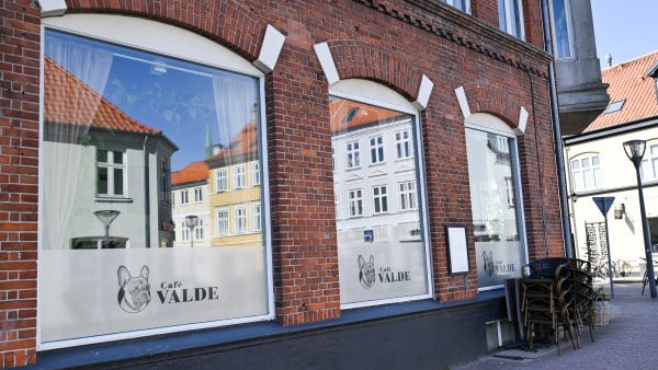 Café måtte låse døren midt under riddermarked: Dømt for dødstrusler mod ekskæresten