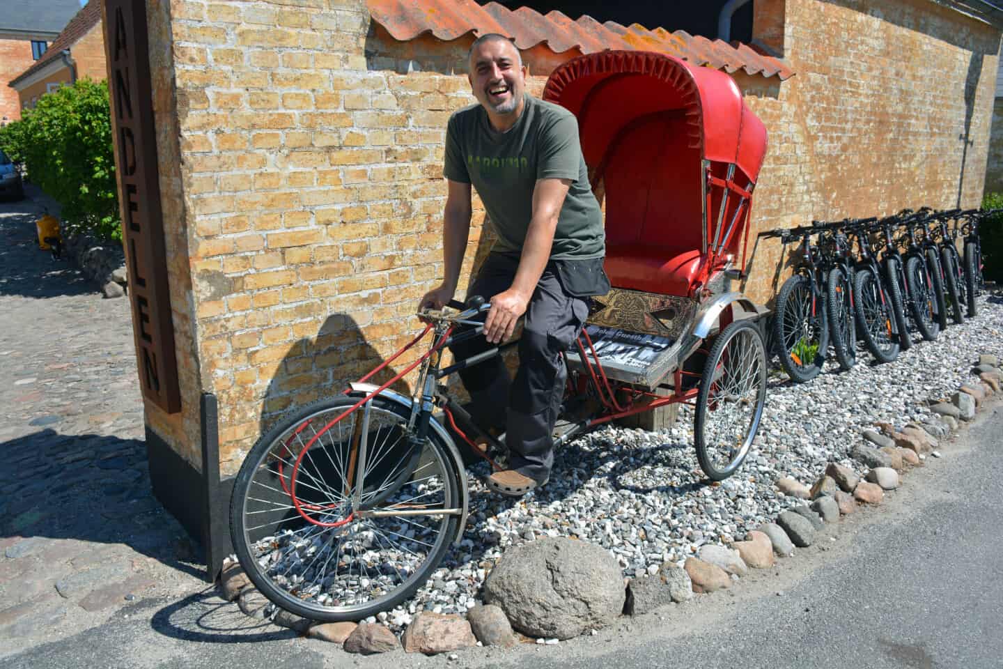 Lure Total muggen Derfor er Adams cykeludlejning et hit: Hvis du punkterer, får du en  byttecykel, og du kan også leje en rickshaw | faa.dk