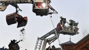Brandfolk fjernede det brændte materiale fra tagkonstruktionen fredag eftermiddag. Arkivfoto: Søren Gylling