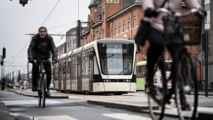 Odense Letbane har nået en vigtig milepæl. Man har overtaget 14 kilometer letbanespor, 16 togsæt, og tilladelse til kørsel med passagerer. Nu venter alle kun på den officielle åbningsdato. Arkivfoto: Michael Bager