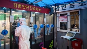 Her på Yangji-hospitalet i Seoul, Sydkorea, har man indrettet en slags telefonbokse til test, så sundhedspersonalet hurtigt og uden at berøre patienterne direkte kan teste dem for smitte med coronavirus. Foto: Ed Jones/AFP
