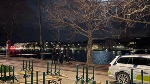 Politiet er til stede ved Sortedam Dossering efter et knivstikkeri torsdag aften. Foto: Presse-fotos.dk