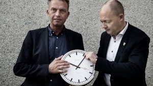 Viceborgmester Søren Peschardt og borgmester Jens Ejner Christensen har alligevel ikke magt til at ændre på tiden indenfor kommunegrænsen. Foto: Mette Mørk