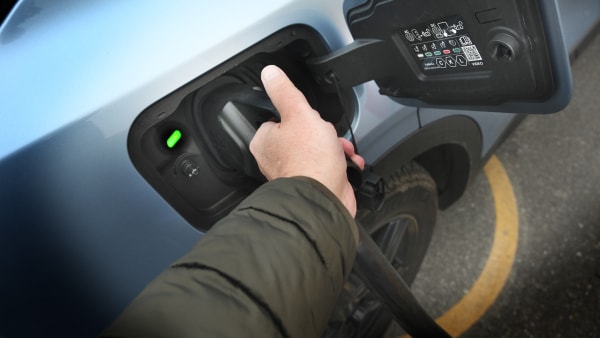 Energiselskab vil friste fynboer: Elbilejere kan tjene penge på at lade kablet sidde i bilen