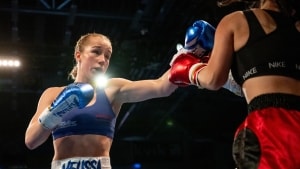 Melissa Mortensen mod Gabrielle Mezei (Ungarn) i en tidligere fight. Lørdag bokser hun mod Dorotha Norek fra Polen.  Foto: Morten Stricker