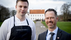 Køkkenchef Klaus Jakobsen (til venstre) og direktør Thomas Holme foran Nørre Vosborg. Foto: Johan Gadegaard