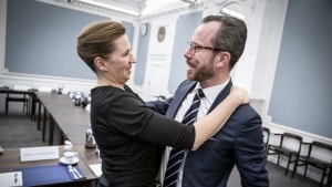 Før valget afviste Jakob Ellemann-Jensen og Venstre kategorisk at gå i regering med Socialdemokratiet og gøre Mette Frederiksen til statsminister. Det blev dog en realitet i sidste uge, og løftebruddet ser nu ud til at gøre ondt på Venstre. Foto: Mads Claus Rasmussen/Ritzau Scanpix