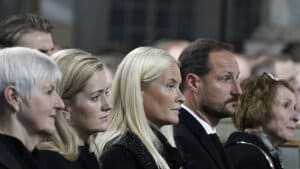 Kronprins Haakon og Kronprinsesse deltager ved mindegudstjenesten i Kongsberg. Ofrenes nærmeste pårørende er også til stede. Foto: Terje Pedersen/Ritzau Scanpix