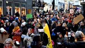 Demonstrationen mod coronarestriktioner fyldte godt i Vejles gågade lørdag eftermiddag. Foto: Leif Baun