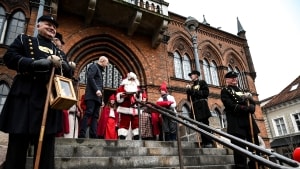 Julemanden kom hele tre gange til Vejle første søndag i advent. Børn, forældre, borgmester, citychef, vægtere og nisser var alle glade. Foto: Christina Møgelvang Mosegaard