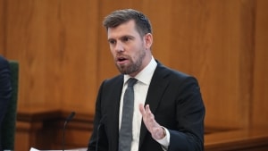 Venstres politiske ordfører, Morten Dahlin, på talerstolen under den mange timer lange åbningsdebat i folketingssalen. Foto: Mads Claus Rasmussen/Ritzau Scanpix.