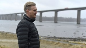 Torben Christensen, formand for Bredballe Strand Lokalråd, siger, at man frygter et stigende støjhelvede fra Vejlefjordbroen. Foto: Flemming Larsen