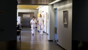 Tønder Sygehus rummer fortsat mange funktioner. Der er ikke længere overnattende patienter, men i dagtimerne er der masser af aktivitet på gangene.
 Foto: Hans Chr. Gabelgaard
