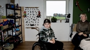 Den 11-årige Magnus Pedersen lider af muskelsvind. Når han er indenfor, kan han godt gå, men i nogle situationer bruger han sin kørestol. Fysioterapi hjælper ham med at vedligeholde gangfunktionen så længe som muligt. Her ses han på sit værelse med sin mor, Mette Pedersen. Foto: Birgitte Carol Heiberg