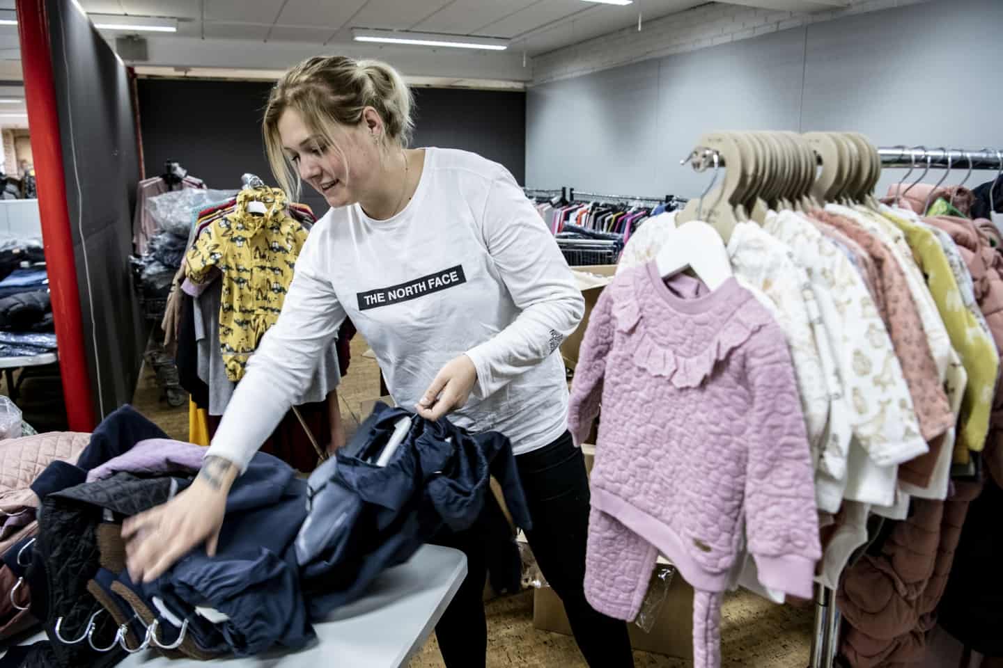 Kræmmer-Marlene åbner kæmpe butik med og børnetøj, tæpper og tandblegning: Der er plads til flere med butiksdrømme | dbrs.dk