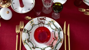 Et juleeventyr: En dyb rød farve ligger som baggrund på Anne Marie Vessel Schlüters julebord. Det er klassiske julefarver og traditioner, der gennemstrømmer bordet, der er inspireret af 