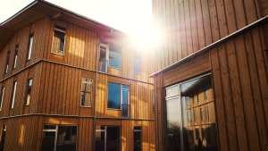 Boligforeningen AL2Boligs træbebyggelse Lisbjerg Bakke tegnet af arkitektfirmaet Vandkunsten er en af de tre vindere af årets arkitekturpris. Foto: AL2Bolig