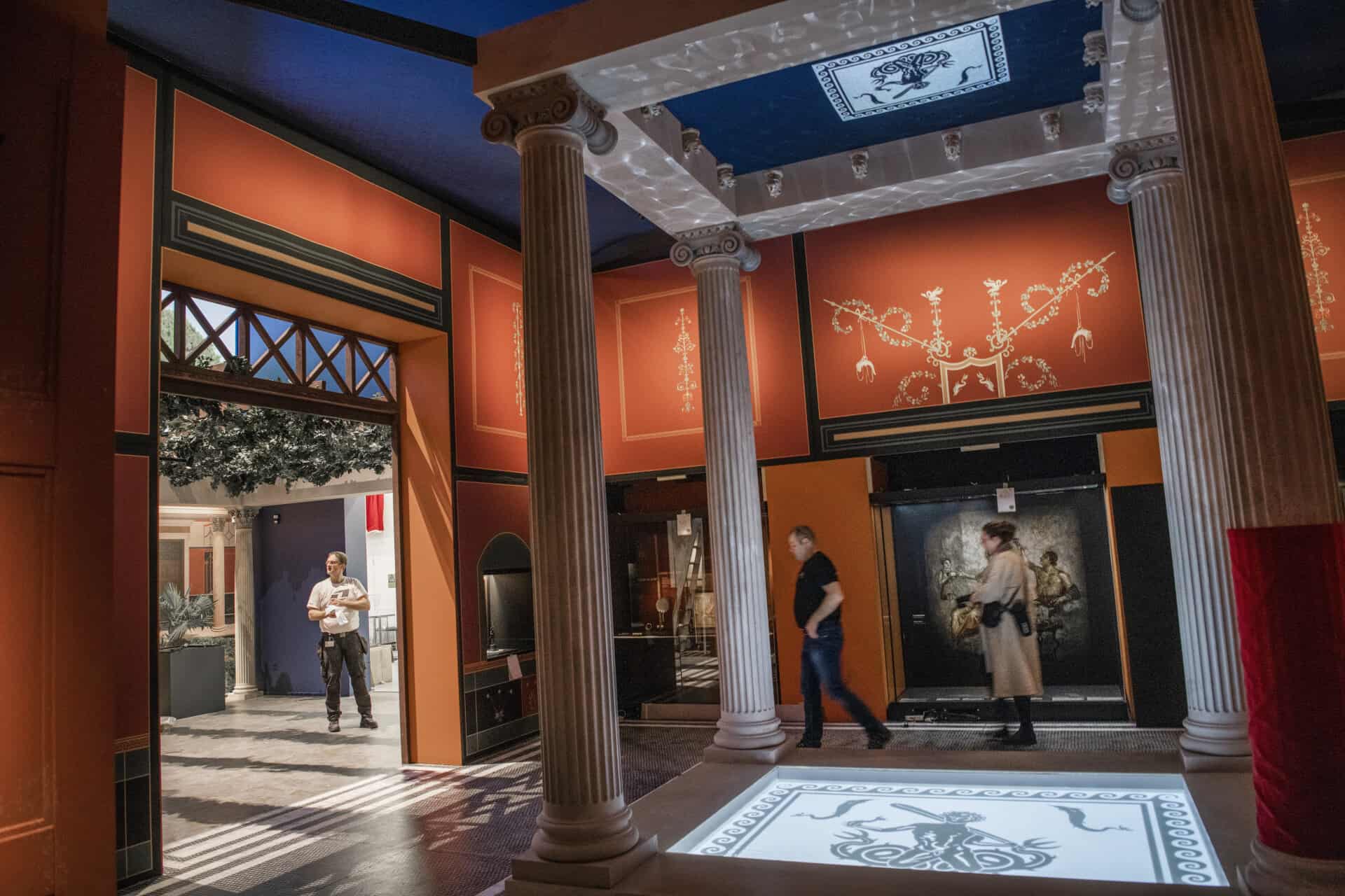 Magisk tidsrejse: Et spektakulært brag af en udstilling  stiften.dk