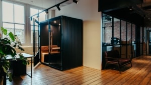 Mutebox, som den man ser her, udvikler og sælger de særlige Mutebox design- og akustikløsninger til kontormiljøer . Pressefoto