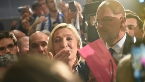 Marine Le Pen har lagt stilen om. Hun er blevet en højreekstremist, der smiler, avler katte og taler om de bløde værdier. De hårdeste angreb på indvandrere er lagt på hylden til fordel for dundertaler for franskmændenes privatøkonomi. Og det har ført hende tættere på magten i Frankrig, end hun nogensinde har været før. Foto: Emil Jørgensen