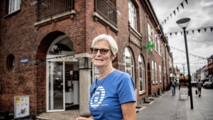 Lone Hansen blev uddannet på Odder Apotek, og hun har aldrig været ansat andre steder. Derfor kunne hun 1. august fejre 50 års jubilæum, og hun nyder stadig at gå på arbejde. Foto: Morten Pape