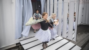 I alt medbringer det kongelige teater tre containere fyldt med oplevelser for børn mellem fire og 10 år, når Postyrium kommer til Tønder. Foto: Det Kongelige Teater/Camilla Winther.