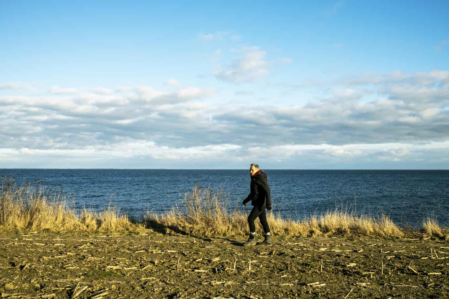 Michael Falch river plasteret af i ny selvbiografi Hudløst ærlig om tungekys, tantekys og tantramassage jv.dk