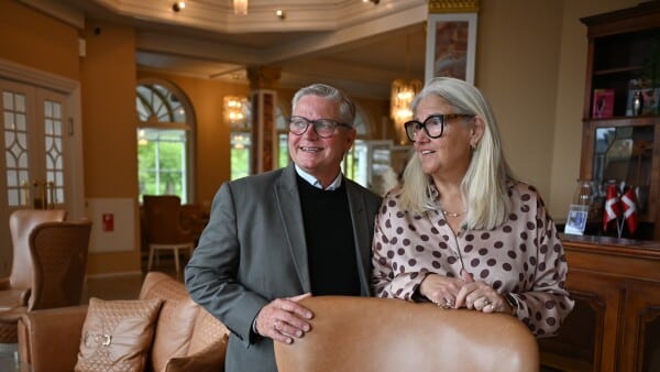 Dorte fik brandsår på anklen af Jans knallert: I dag driver de 11 hoteller